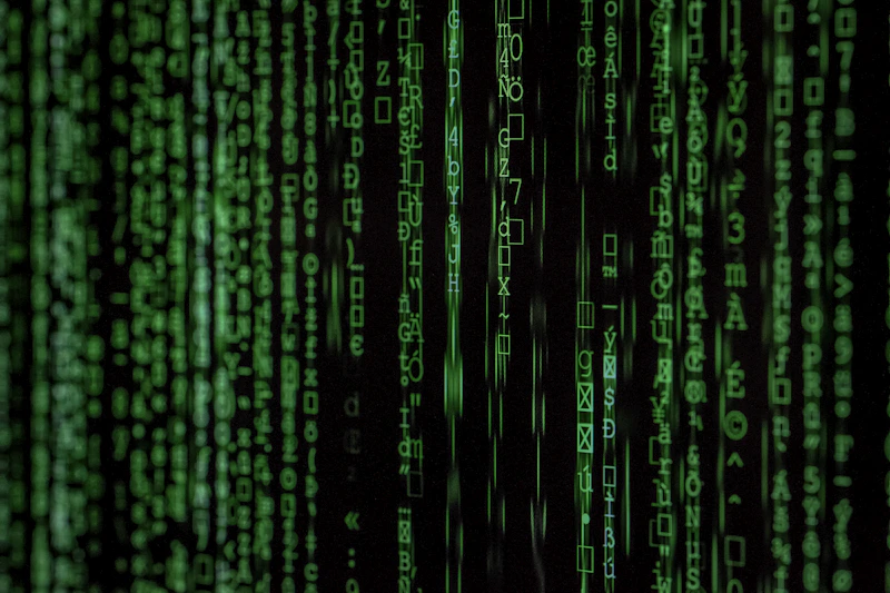 Linhas de código exibidas em tela escura representando processamento de dados